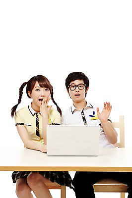 포토 JPG 스튜디오촬영 학생 여학생 여자 남자 교복 남학생 포즈 청소년 양갈래머리 고등학생 실내 입벌림 누끼 사람 앉기 동양인 상반신 두명 앞모습 10대 친구 노트북 컴퓨터 놀람 한국인 가림 책상 검색 입가림 십대만 국내포토 헤어스타일 옷 감정 뷰포인트 가구 관계 모션 표정 인종 내부 전자제품 파일형식
