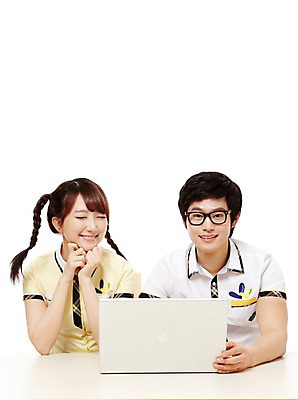 포토 JPG 스튜디오촬영 학생 여학생 여자 남자 교복 남학생 포즈 청소년 양갈래머리 고등학생 실내 미소 웃음 누끼 사람 앉기 동양인 상반신 두명 앞모습 10대 친구 노트북 컴퓨터 눈감음 턱괴기 한국인 검색 십대만 국내포토 헤어스타일 옷 뷰포인트 관계 모션 표정 인종 내부 전자제품 파일형식