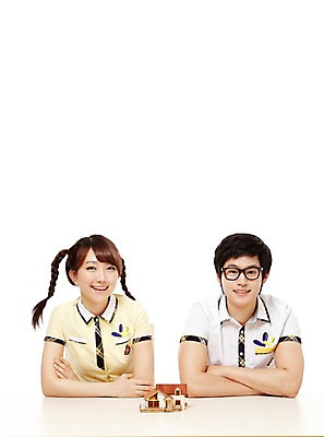 포토 JPG 스튜디오촬영 학생 여학생 여자 남자 교복 남학생 포즈 청소년 양갈래머리 고등학생 주택 실내 미소 웃음 누끼 사람 앉기 동양인 상반신 두명 앞모습 10대 친구 모형 팔짱 미니어처 한국인 십대만 국내포토 헤어스타일 옷 뷰포인트 관계 모션 표정 인종 내부 건물 파일형식