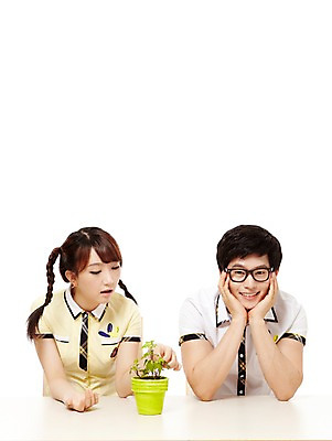 포토 JPG 스튜디오촬영 식물 학생 응시 여학생 여자 남자 교복 화분 남학생 포즈 청소년 양갈래머리 고등학생 실내 미소 웃음 누끼 사람 앉기 동양인 상반신 두명 앞모습 10대 친구 턱괴기 만지기 한국인 십대만 국내포토 헤어스타일 시선 옷 뷰포인트 관계 모션 표정 인종 내부 파일형식