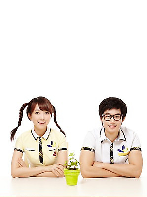 포토 JPG 스튜디오촬영 식물 학생 여학생 여자 남자 교복 화분 남학생 포즈 청소년 양갈래머리 고등학생 실내 미소 웃음 누끼 사람 앉기 동양인 상반신 두명 앞모습 10대 친구 한국인 십대만 국내포토 헤어스타일 옷 뷰포인트 관계 모션 표정 인종 내부 파일형식