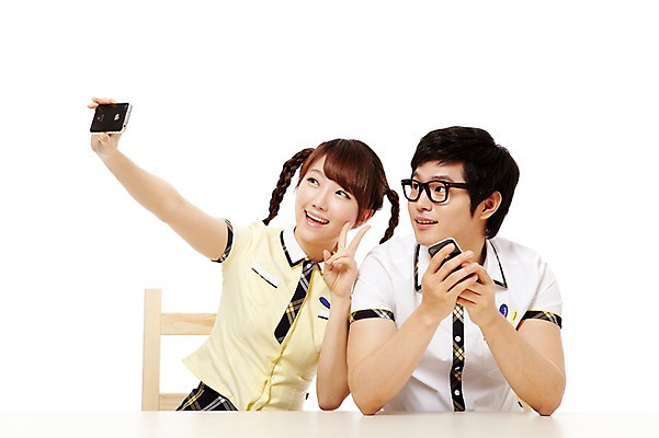 포토 JPG 스튜디오촬영 학생 여학생 여자 남자 교복 남학생 포즈 통신 청소년 양갈래머리 고등학생 실내 웃음 들기 누끼 사람 앉기 동양인 상반신 두명 10대 친구 스마트폰 사진촬영 통신기기 한국인 셀프카메라 전화기 브이 통화 기념사진 십대만 국내포토 헤어스타일 옷 관계 모션 표정 인종 손짓 내부 핸드폰 스마트기기 촬영 기계 파일형식