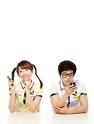 포토 JPG 스튜디오촬영 학생 응시 여학생 여자 남자 교복 음악 남학생 이어폰 포즈 노래 통신 청소년 양갈래머리 고등학생 실내 미소 웃음 들기 누끼 사람 앉기 동양인 상반신 두명 앞모습 10대 친구 스마트폰 통신기기 음악감상 한국인 전화기 통화 십대만 국내포토 헤어스타일 시선 옷 뷰포인트 음향기기 관계 모션 문화예술 표정 인종 내부 핸드폰 스마트기기 기계 감상 파일형식