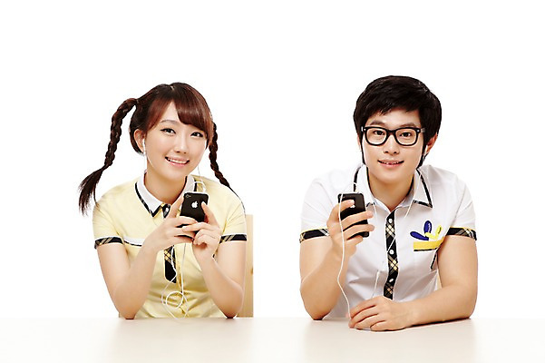 포토 JPG 스튜디오촬영 학생 여학생 여자 남자 교복 음악 남학생 이어폰 포즈 노래 통신 청소년 양갈래머리 고등학생 실내 미소 웃음 들기 누끼 사람 앉기 동양인 상반신 두명 앞모습 10대 친구 스마트폰 통신기기 음악감상 한국인 전화기 통화 십대만 국내포토 헤어스타일 옷 뷰포인트 음향기기 관계 모션 문화예술 표정 인종 내부 핸드폰 스마트기기 기계 감상 파일형식