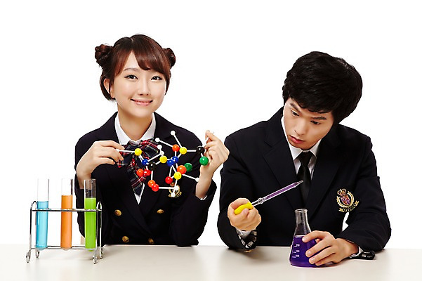 포토 JPG 스튜디오촬영 학생 응시 여학생 여자 남자 교복 남학생 과학 포즈 청소년 고등학생 실내 현미경 실험기구 실험 미소 웃음 들기 누끼 사람 앉기 동양인 상반신 두명 앞모습 10대 친구 한국인 스포이트 시험관 교구 삼각플라스크 과학교육 실습 십대만 국내포토 시선 옷 교육 뷰포인트 관계 모션 표정 인종 내부 플라스크 피펫 파일형식