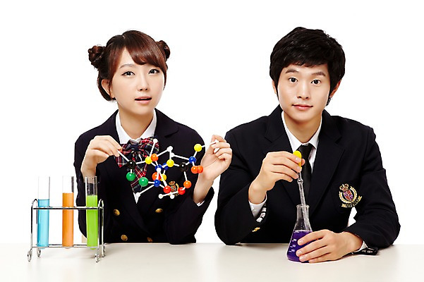 포토 JPG 스튜디오촬영 학생 여학생 여자 남자 교복 남학생 과학 포즈 청소년 고등학생 실내 현미경 실험기구 실험 미소 웃음 들기 누끼 사람 앉기 동양인 상반신 두명 앞모습 10대 친구 한국인 스포이트 시험관 교구 삼각플라스크 과학교육 실습 십대만 국내포토 옷 교육 뷰포인트 관계 모션 표정 인종 내부 플라스크 피펫 파일형식