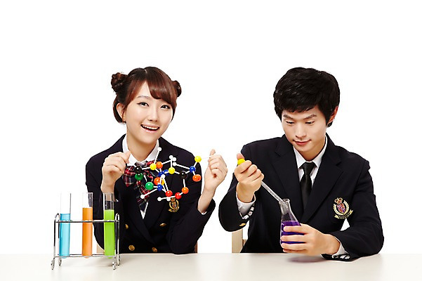 포토 JPG 스튜디오촬영 학생 응시 여학생 여자 남자 교복 남학생 과학 포즈 청소년 고등학생 실내 현미경 실험기구 실험 미소 웃음 들기 누끼 사람 앉기 동양인 상반신 두명 앞모습 10대 친구 한국인 스포이트 시험관 교구 삼각플라스크 과학교육 실습 십대만 국내포토 시선 옷 교육 뷰포인트 관계 모션 표정 인종 내부 플라스크 피펫 파일형식