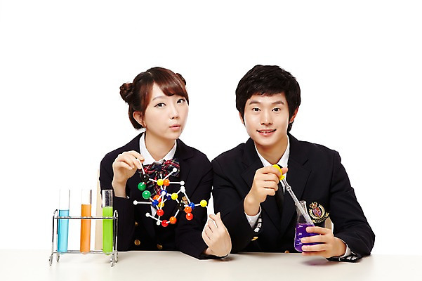 포토 JPG 스튜디오촬영 학생 여학생 여자 남자 교복 남학생 과학 포즈 청소년 고등학생 실내 현미경 실험기구 실험 미소 웃음 들기 누끼 사람 앉기 동양인 상반신 두명 앞모습 10대 친구 한국인 스포이트 시험관 교구 삼각플라스크 과학교육 실습 십대만 국내포토 옷 교육 뷰포인트 관계 모션 표정 인종 내부 플라스크 피펫 파일형식