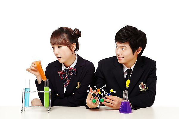 포토 JPG 스튜디오촬영 학생 응시 여학생 여자 남자 교복 남학생 과학 포즈 청소년 고등학생 실내 현미경 실험기구 실험 미소 웃음 들기 누끼 사람 앉기 동양인 상반신 두명 앞모습 10대 친구 한국인 스포이트 시험관 교구 삼각플라스크 과학교육 실습 십대만 국내포토 시선 옷 교육 뷰포인트 관계 모션 표정 인종 내부 플라스크 피펫 파일형식