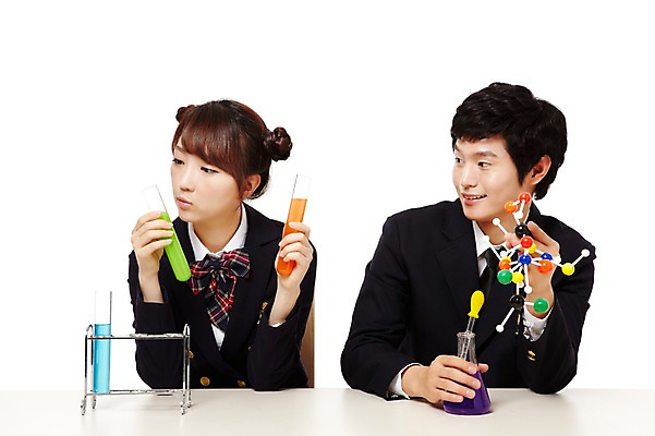 포토 JPG 스튜디오촬영 학생 응시 여학생 여자 남자 교복 남학생 과학 포즈 청소년 고등학생 실내 현미경 실험기구 실험 미소 웃음 들기 누끼 사람 앉기 동양인 상반신 두명 앞모습 10대 친구 한국인 스포이트 시험관 교구 삼각플라스크 과학교육 실습 십대만 국내포토 시선 옷 교육 뷰포인트 관계 모션 표정 인종 내부 플라스크 피펫 파일형식