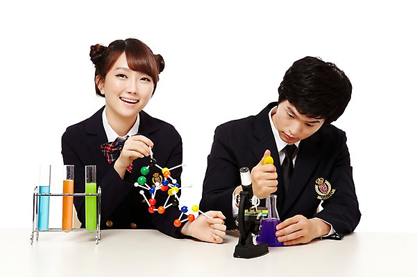 포토 JPG 스튜디오촬영 학생 응시 여학생 여자 남자 교복 남학생 과학 포즈 청소년 고등학생 실내 현미경 실험기구 실험 미소 웃음 들기 누끼 사람 앉기 동양인 상반신 두명 앞모습 10대 친구 한국인 스포이트 시험관 교구 삼각플라스크 과학교육 실습 십대만 국내포토 시선 옷 교육 뷰포인트 관계 모션 표정 인종 내부 플라스크 피펫 파일형식