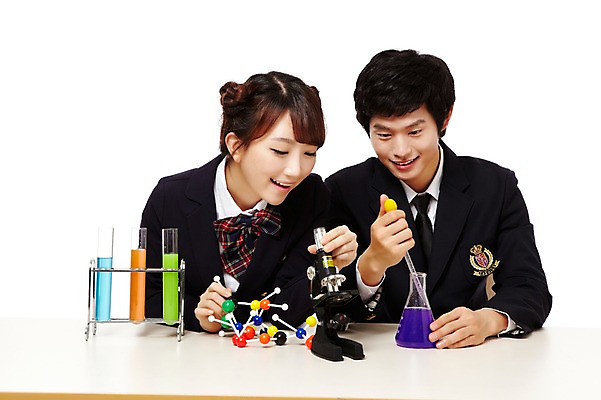 포토 JPG 스튜디오촬영 학생 응시 여학생 여자 남자 교복 남학생 과학 포즈 청소년 고등학생 실내 현미경 실험기구 실험 미소 웃음 들기 누끼 사람 앉기 동양인 상반신 두명 앞모습 10대 친구 한국인 스포이트 시험관 교구 삼각플라스크 과학교육 실습 십대만 국내포토 시선 옷 교육 뷰포인트 관계 모션 표정 인종 내부 플라스크 피펫 파일형식