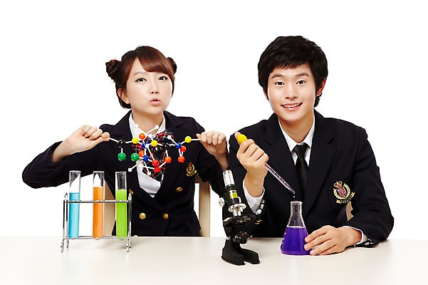 포토 JPG 스튜디오촬영 학생 여학생 여자 남자 교복 남학생 과학 포즈 청소년 고등학생 실내 현미경 실험기구 실험 미소 웃음 들기 누끼 사람 앉기 동양인 상반신 두명 앞모습 10대 친구 한국인 스포이트 시험관 교구 삼각플라스크 과학교육 실습 십대만 국내포토 옷 교육 뷰포인트 관계 모션 표정 인종 내부 플라스크 피펫 파일형식
