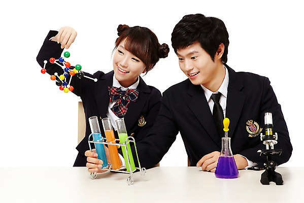 포토 JPG 스튜디오촬영 학생 응시 여학생 여자 남자 교복 남학생 과학 포즈 청소년 고등학생 실내 현미경 실험기구 실험 미소 웃음 들기 누끼 사람 앉기 동양인 상반신 두명 앞모습 10대 친구 한국인 스포이트 시험관 교구 삼각플라스크 과학교육 실습 십대만 국내포토 시선 옷 교육 뷰포인트 관계 모션 표정 인종 내부 플라스크 피펫 파일형식