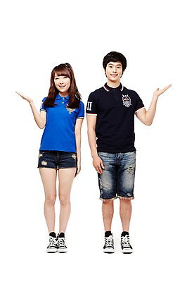 포토 JPG 스튜디오촬영 전신 학생 여학생 여자 남자 남학생 포즈 운동화 반바지 모션 청소년 고등학생 안내 실내 서기 미소 웃음 누끼 사람 동양인 손짓 두명 앞모습 10대 캐주얼 친구 한국인 스니커즈 십대만 국내포토 옷 뷰포인트 신발 바지 관계 표정 인종 내부 파일형식
