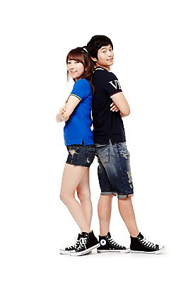 포토 JPG 스튜디오촬영 전신 학생 여학생 여자 남자 남학생 포즈 운동화 반바지 모션 청소년 고등학생 실내 서기 미소 웃음 누끼 사람 동양인 두명 옆모습 10대 캐주얼 친구 팔짱 한국인 등맞대기 스니커즈 십대만 국내포토 옷 뷰포인트 신발 바지 관계 표정 인종 내부 파일형식