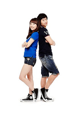 포토 JPG 스튜디오촬영 전신 학생 여학생 여자 남자 남학생 포즈 운동화 반바지 모션 청소년 고등학생 실내 서기 미소 웃음 누끼 사람 동양인 두명 옆모습 10대 캐주얼 친구 팔짱 한국인 등맞대기 스니커즈 십대만 국내포토 옷 뷰포인트 신발 바지 관계 표정 인종 내부 파일형식
