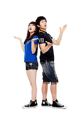 포토 JPG 스튜디오촬영 전신 학생 응시 여학생 여자 남자 남학생 포즈 운동화 반바지 모션 청소년 고등학생 실내 서기 누끼 사람 동양인 손짓 두명 옆모습 10대 캐주얼 친구 놀람 한국인 올려보기 등맞대기 스니커즈 십대만 국내포토 시선 옷 감정 뷰포인트 신발 바지 관계 표정 인종 내부 파일형식