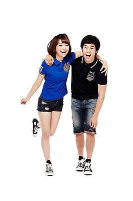 포토 JPG 스튜디오촬영 전신 학생 여학생 여자 남자 남학생 포즈 운동화 반바지 모션 청소년 고등학생 어깨동무 실내 서기 미소 웃음 누끼 사람 동양인 두명 앞모습 10대 캐주얼 친구 우정 한국인 스니커즈 십대만 국내포토 옷 뷰포인트 신발 바지 관계 표정 인종 내부 파일형식