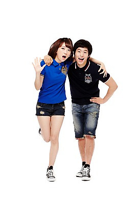 포토 JPG 스튜디오촬영 전신 학생 여학생 여자 남자 남학생 포즈 운동화 반바지 모션 청소년 고등학생 어깨동무 실내 서기 미소 웃음 누끼 사람 동양인 두명 앞모습 10대 캐주얼 친구 우정 한국인 스니커즈 십대만 국내포토 옷 뷰포인트 신발 바지 관계 표정 인종 내부 파일형식