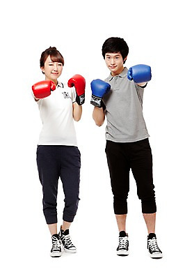 포토 JPG 스튜디오촬영 전신 학생 라이프스타일 여학생 여자 남자 남학생 스포츠 포즈 운동화 모션 청소년 고등학생 실내 건강 윙크 서기 미소 웃음 누끼 사람 동양인 두명 라이프 앞모습 10대 친구 운동복 운동 권투 한국인 글러브 글로브 권투글러브 펀치 스니커즈 생활체육 체육복 십대만 국내포토 옷 스포츠용품 뷰포인트 장갑 신발 관계 표정 인종 내부 생활 격투기 체육 파일형식