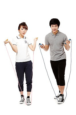 포토 JPG 스튜디오촬영 전신 학생 라이프스타일 여학생 여자 남자 남학생 스포츠 포즈 운동화 모션 청소년 고등학생 실내 건강 서기 미소 웃음 들기 누끼 사람 동양인 두명 라이프 앞모습 10대 친구 운동복 운동 한국인 스니커즈 줄넘기 생활체육 체육복 십대만 국내포토 옷 뷰포인트 신발 관계 표정 인종 내부 생활 체육 파일형식