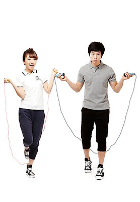 포토 JPG 스튜디오촬영 전신 학생 라이프스타일 여학생 여자 남자 남학생 스포츠 포즈 운동화 모션 청소년 고등학생 실내 건강 서기 미소 웃음 들기 누끼 사람 동양인 두명 라이프 앞모습 10대 친구 운동복 운동 한국인 스니커즈 줄넘기 생활체육 체육복 십대만 국내포토 옷 뷰포인트 신발 관계 표정 인종 내부 생활 체육 파일형식