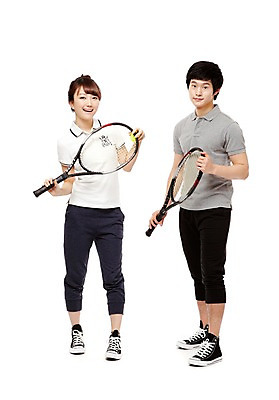포토 JPG 스튜디오촬영 전신 학생 라이프스타일 여학생 여자 남자 남학생 스포츠 포즈 운동화 공 모션 청소년 고등학생 실내 건강 서기 미소 웃음 들기 누끼 사람 동양인 두명 라이프 앞모습 10대 친구 운동복 운동 한국인 테니스 라켓 테니스라켓 테니스공 스니커즈 생활체육 체육복 십대만 국내포토 옷 스포츠용품 뷰포인트 신발 관계 표정 인종 내부 생활 구기 테니스용품 체육 파일형식
