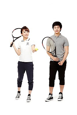 포토 JPG 스튜디오촬영 전신 학생 라이프스타일 여학생 여자 남자 남학생 스포츠 포즈 운동화 공 모션 청소년 고등학생 실내 건강 서기 미소 웃음 들기 누끼 사람 동양인 두명 라이프 앞모습 10대 친구 운동복 운동 한국인 테니스 라켓 테니스라켓 테니스공 스니커즈 생활체육 체육복 십대만 국내포토 옷 스포츠용품 뷰포인트 신발 관계 표정 인종 내부 생활 구기 테니스용품 체육 파일형식
