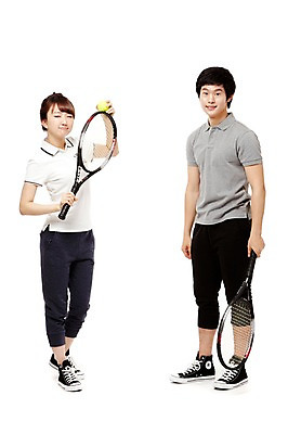 포토 JPG 스튜디오촬영 전신 학생 라이프스타일 여학생 여자 남자 남학생 스포츠 포즈 운동화 공 모션 청소년 고등학생 실내 건강 서기 미소 웃음 들기 누끼 사람 동양인 두명 라이프 앞모습 10대 친구 운동복 운동 한국인 테니스 라켓 테니스라켓 테니스공 스니커즈 생활체육 체육복 십대만 국내포토 옷 스포츠용품 뷰포인트 신발 관계 표정 인종 내부 생활 구기 테니스용품 체육 파일형식