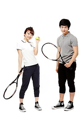 포토 JPG 스튜디오촬영 전신 학생 라이프스타일 여학생 여자 남자 남학생 스포츠 포즈 운동화 공 모션 청소년 고등학생 실내 건강 서기 미소 웃음 들기 누끼 사람 동양인 두명 라이프 앞모습 10대 친구 운동복 운동 한국인 테니스 라켓 테니스라켓 테니스공 스니커즈 생활체육 체육복 십대만 국내포토 옷 스포츠용품 뷰포인트 신발 관계 표정 인종 내부 생활 구기 테니스용품 체육 파일형식