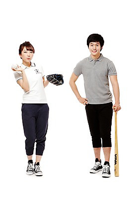 포토 JPG 스튜디오촬영 전신 학생 라이프스타일 여학생 여자 남자 남학생 스포츠 포즈 운동화 공 모션 청소년 고등학생 실내 건강 서기 미소 웃음 들기 누끼 사람 동양인 두명 라이프 앞모습 10대 친구 운동복 운동 야구 한국인 야구방망이 글러브 글로브 야구글러브 스니커즈 야구공 생활체육 체육복 십대만 국내포토 옷 스포츠용품 뷰포인트 장갑 신발 관계 표정 인종 내부 생활 구기 야구용품 체육 파일형식