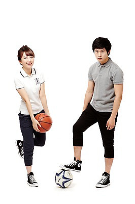 포토 JPG 스튜디오촬영 전신 학생 라이프스타일 여학생 여자 남자 남학생 스포츠 포즈 운동화 축구공 공 모션 청소년 고등학생 농구 농구공 실내 건강 서기 미소 웃음 들기 누끼 사람 동양인 두명 라이프 앞모습 10대 친구 운동복 운동 축구 한국인 스니커즈 생활체육 체육복 밟기 십대만 국내포토 옷 뷰포인트 신발 축구용품 관계 표정 인종 내부 생활 구기 체육 파일형식