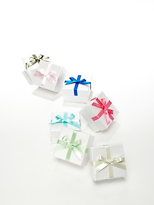 포토 JPG 스튜디오촬영 리본 포장 실내 선물포장 선물 이벤트 사람없음 장식 선물상자 상자 여러개 오브젝트 국내포토 다수 내부 파일형식