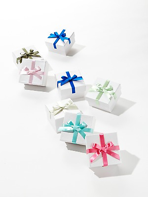 포토 JPG 스튜디오촬영 리본 포장 실내 선물포장 선물 이벤트 사람없음 장식 선물상자 상자 여러개 오브젝트 국내포토 다수 내부 파일형식