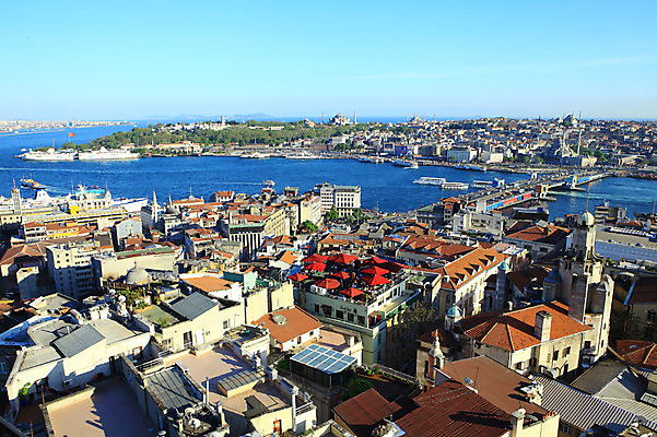 포토 JPG 주간 해외풍경 해외 건축물 바다 수상교통 중동 자동차 하늘 주택 이스탄불 항해 풍경 해변 야외 건물 도시풍경 항구 도시 유람선 모스크 해안도시 해협 갈라타타워 가교 선박 튀르키예 국내포토 자연요소 건축 나라 아시아 육상교통 교통수단 배_교통 교통시설 탑 이슬람교 파일형식