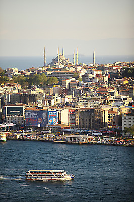 포토 JPG 주간 해외풍경 해외 건축물 바다 수상교통 중동 이스탄불 항해 풍경 해변 야외 건물 도시풍경 항구 도시 사찰 사원 유람선 모스크 이슬람건축 해안도시 갈라타타워 선박 튀르키예 국내포토 자연요소 건축 나라 아시아 교통수단 배_교통 비즈니스 해외건축 종교건축 교통시설 탑 이슬람교 파일형식