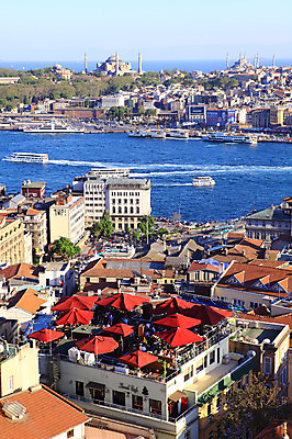 포토 JPG 주간 해외풍경 해외 건축물 바다 수상교통 중동 하늘 주택 이스탄불 항해 풍경 해변 야외 건물 도시풍경 항구 도시 유람선 모스크 해안도시 해협 갈라타타워 선박 튀르키예 국내포토 자연요소 건축 나라 아시아 교통수단 배_교통 교통시설 탑 이슬람교 파일형식