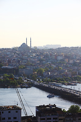포토 JPG 주간 해외풍경 해외 건축물 바다 수상교통 중동 자동차 이스탄불 풍경 해변 사람없음 야외 건물 도시풍경 탑 항구 도시 사찰 사원 유람선 기중기 모스크 이슬람건축 해안도시 첨탑 해협 갈라타타워 가교 선박 튀르키예 국내포토 자연요소 건축 나라 아시아 육상교통 교통수단 배_교통 비즈니스 해외건축 종교건축 교통시설 중장비 이슬람교 파일형식