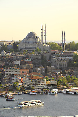 포토 JPG 주간 해외풍경 해외 건축물 바다 수상교통 중동 이스탄불 풍경 해변 사람없음 야외 건물 도시풍경 탑 항구 도시 사찰 사원 유람선 모스크 이슬람건축 해안도시 첨탑 갈라타타워 선박 튀르키예 국내포토 자연요소 건축 나라 아시아 교통수단 배_교통 비즈니스 해외건축 종교건축 교통시설 이슬람교 파일형식