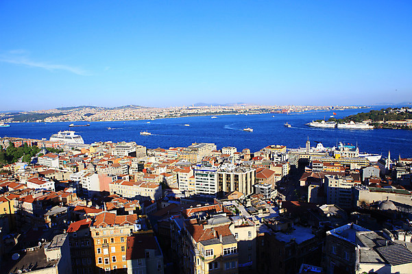 포토 JPG 주간 해외풍경 해외 건축물 바다 수상교통 중동 하늘 주택 이스탄불 항해 그림자 풍경 해변 사람없음 야외 건물 도시풍경 항구 도시 유람선 모스크 해안도시 해협 갈라타타워 선박 튀르키예 국내포토 자연요소 건축 나라 아시아 교통수단 배_교통 교통시설 탑 이슬람교 파일형식