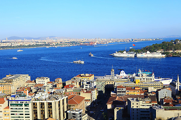 포토 JPG 주간 해외풍경 해외 건축물 바다 수상교통 중동 하늘 주택 이스탄불 항해 풍경 해변 사람없음 야외 건물 도시풍경 항구 도시 유람선 해안도시 해협 갈라타타워 선박 튀르키예 국내포토 자연요소 건축 나라 아시아 교통수단 배_교통 교통시설 탑 파일형식