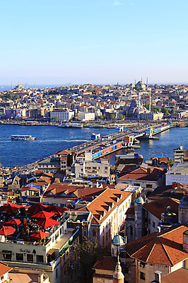 포토 JPG 주간 해외풍경 해외 건축물 바다 수상교통 중동 자동차 하늘 주택 이스탄불 항해 풍경 해변 야외 건물 도시풍경 항구 도시 유람선 모스크 해안도시 해협 갈라타타워 가교 선박 튀르키예 국내포토 자연요소 건축 나라 아시아 육상교통 교통수단 배_교통 교통시설 탑 이슬람교 파일형식