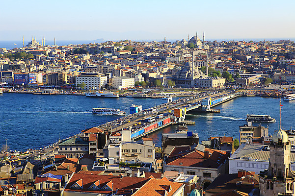 포토 JPG 주간 해외풍경 해외 건축물 바다 수상교통 중동 자동차 하늘 주택 이스탄불 항해 풍경 해변 야외 건물 도시풍경 항구 도시 유람선 모스크 해안도시 해협 갈라타타워 가교 선박 튀르키예 국내포토 자연요소 건축 나라 아시아 육상교통 교통수단 배_교통 교통시설 탑 이슬람교 파일형식