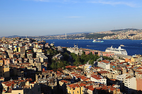 포토 JPG 주간 해외풍경 해외 건축물 바다 수상교통 중동 하늘 주택 이스탄불 항해 풍경 해변 사람없음 야외 건물 도시풍경 항구 도시 유람선 모스크 해안도시 해협 갈라타타워 가교 선박 튀르키예 국내포토 자연요소 건축 나라 아시아 교통수단 배_교통 교통시설 탑 이슬람교 파일형식