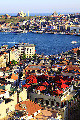 포토 JPG 주간 해외풍경 해외 건축물 바다 수상교통 중동 하늘 주택 이스탄불 풍경 해변 야외 건물 도시풍경 항구 도시 유람선 모스크 해안도시 해협 갈라타타워 선박 튀르키예 국내포토 자연요소 건축 나라 아시아 교통수단 배_교통 교통시설 탑 이슬람교 파일형식