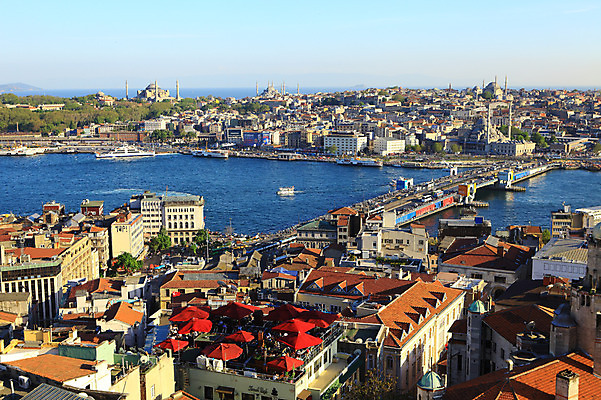 포토 JPG 주간 해외풍경 해외 건축물 바다 수상교통 중동 자동차 하늘 주택 이스탄불 풍경 해변 야외 건물 도시풍경 항구 도시 유람선 모스크 해안도시 해협 갈라타타워 가교 선박 튀르키예 국내포토 자연요소 건축 나라 아시아 육상교통 교통수단 배_교통 교통시설 탑 이슬람교 파일형식