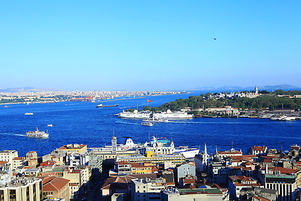 포토 JPG 주간 해외풍경 해외 건축물 바다 수상교통 중동 하늘 주택 이스탄불 항해 풍경 해변 사람없음 야외 건물 도시풍경 항구 도시 유람선 해안도시 해협 갈라타타워 선박 튀르키예 국내포토 자연요소 건축 나라 아시아 교통수단 배_교통 교통시설 탑 파일형식