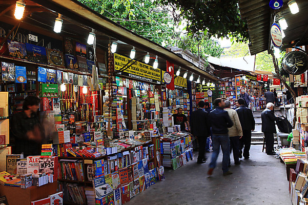 포토 JPG 주간 해외풍경 해외 외국문화 중동 거리 이스탄불 거리풍경 사람 여러명 야외 책 관광지 판매 상점 전시 깃발 보행자 시장 국기 골목길 상인 터키문화 재래시장 그랜드바자르 서점 터키국기 튀르키예 국내포토 자연요소 동양문화 나라 아시아 문화 길 여행 다수 풍경 파일형식
