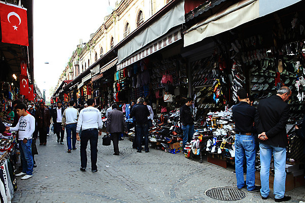 포토 JPG 주간 해외풍경 해외 건축물 옷 외국문화 신발 가방 중동 거리 이스탄불 거리풍경 사람 여러명 야외 건물 관광지 상점 원근감 깃발 보행자 시장 국기 상인 고객 터키문화 옷가게 재래시장 그랜드바자르 신발가게 터키국기 튀르키예 국내포토 자연요소 동양문화 잡화 건축 나라 아시아 문화 뷰포인트 여행 다수 풍경 파일형식